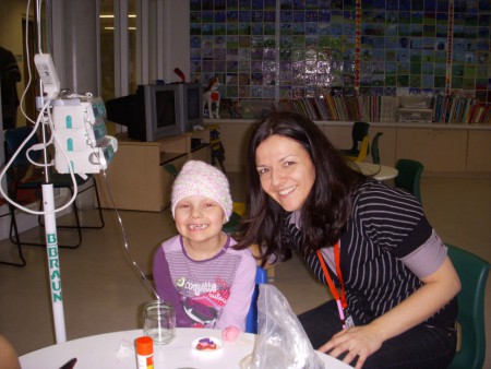 Coralie à la salle de jeux de la clinique externe avec Karine.