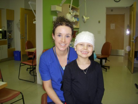 Coralie avec son infirmière pivot Émilie.